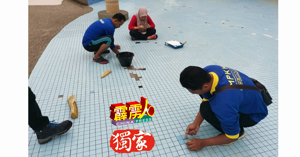 工作人员积极修缮江沙市议会游泳池。(江沙市议会游泳池提供)