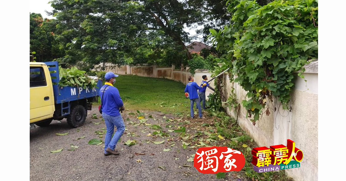 工作人员为游泳池四週进行清理。(江沙市议会游泳池提供)