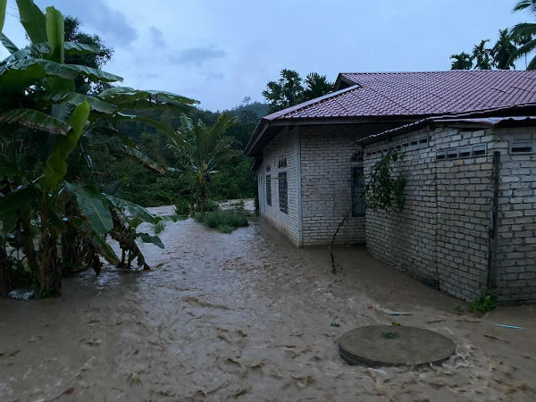 高烏的甘榜武吉毛糯、甘榜武吉斯丹及甘榜古亞，發生突發水災。