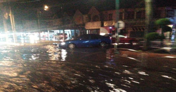 巴里文打一雨成灾,排水沟无法及时排水,水势涌上街道。