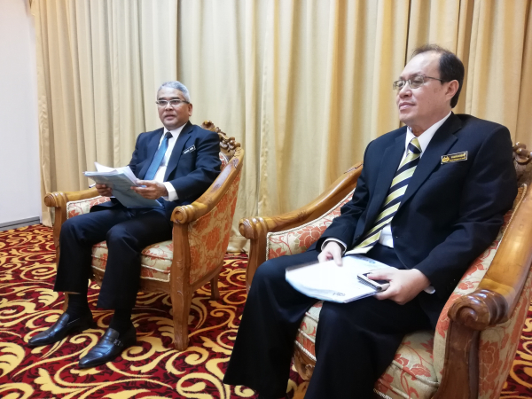 凯鲁阿米尔(左)主持月度会议后,召开新闻发布会。