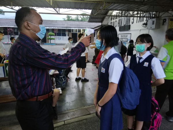 学生接受量体温。