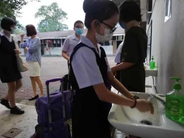 学生进入课室前，必须使用搓手液。
