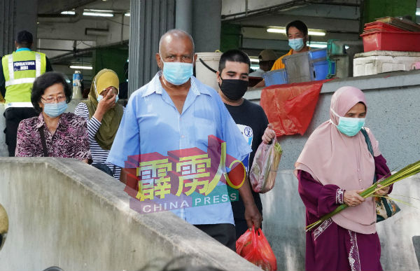 政府宣布将在8月1日起，强制民众在公共场所及乘搭公共交通时，需戴上口罩。（档案照）