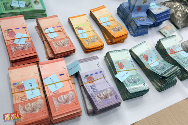 捣破贩毒集团,警方也起获毒品、现金及金饰。