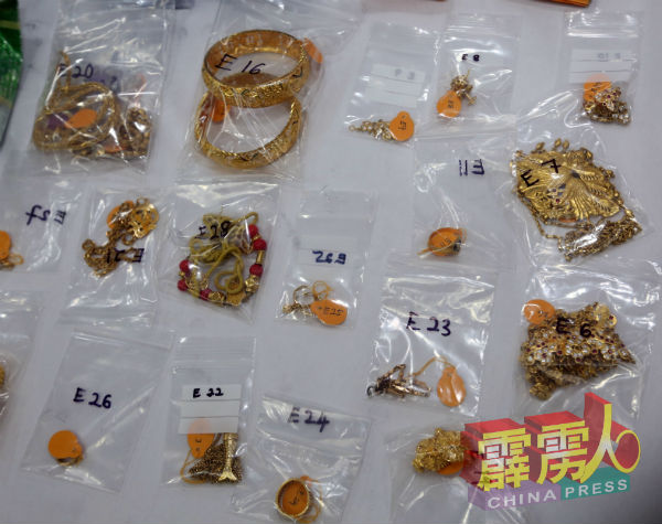 捣破贩毒集团,警方也起获毒品、现金及金饰。