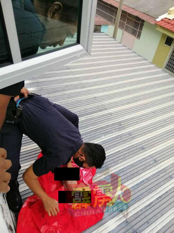 警员攀出屋顶，小心翼翼的把初生男婴裹进红布。 （图取社交媒体）