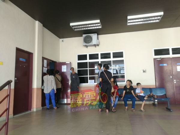 家属周一现身太平间，为死者办理领尸手续。