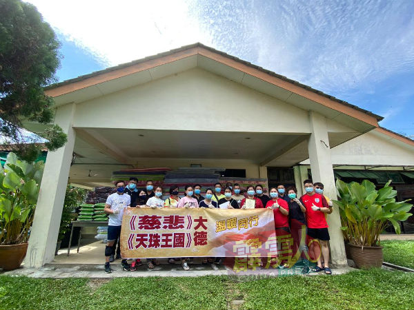 热心人士为珠宝玛朱再也看护中心送来各类物资。