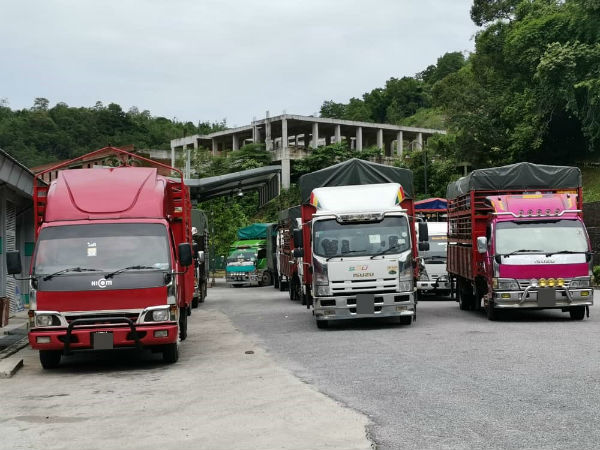 马来西亚检疫及检验服务局霹雳州分局，在霹雳州高乌移民、关税及检疫站，截查4辆企图带进450公斤榴槤及480公斤臭豆的罗厘。