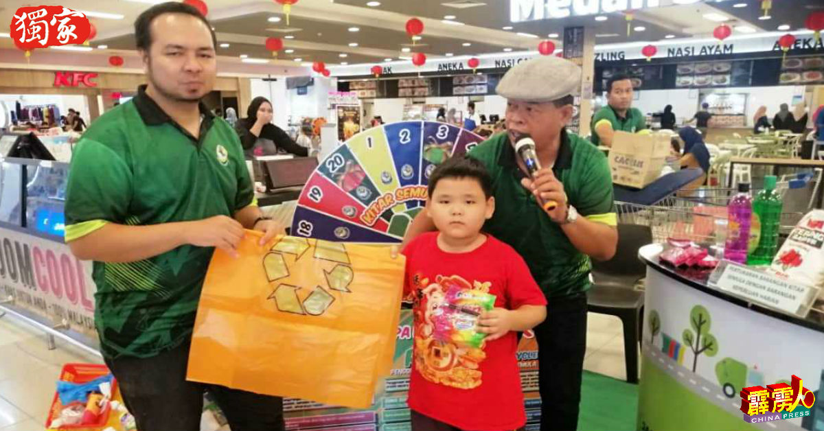小学生也可以再循环物资换取玩具。