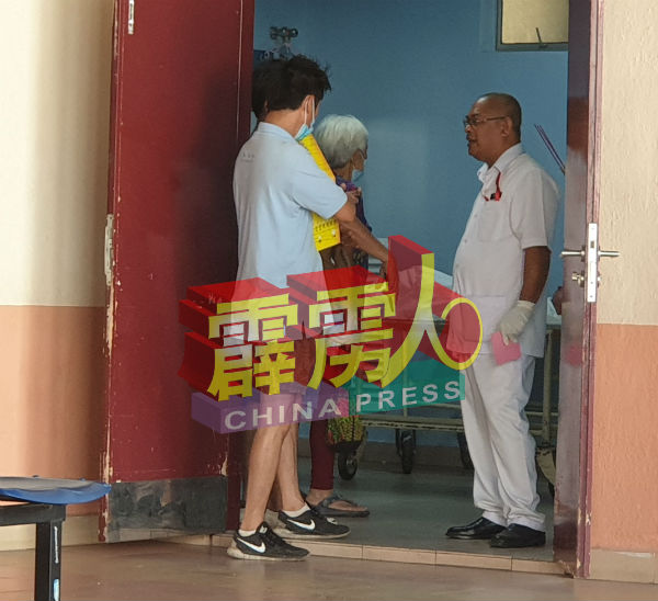 梁联盛家属在太平间办理遗体认领手续。