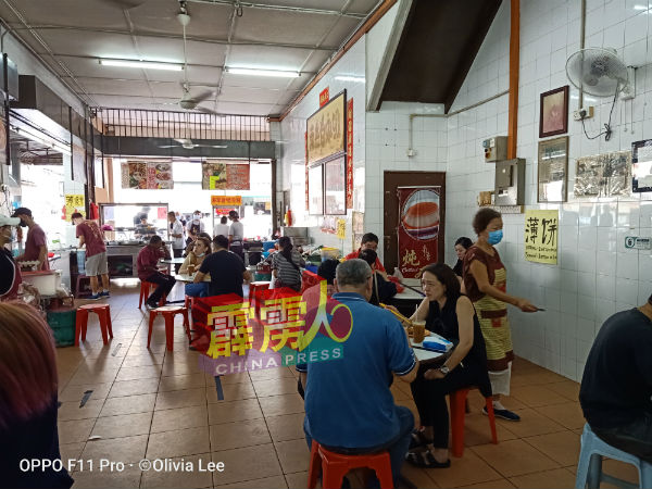 怡保部分茶室在第二阶段学校复课日，出现送孩子上学后，前来“叹茶”的家长顾客群。