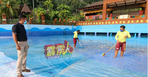 怡保打扪迷失乐园职员清洗水池,以让游客放心,玩得开心。