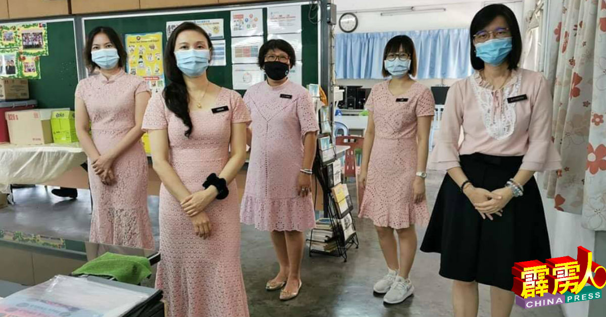 教师穿上粉红色服装，确实让人眼前一亮，有很好的观感及觉得好温馨。
