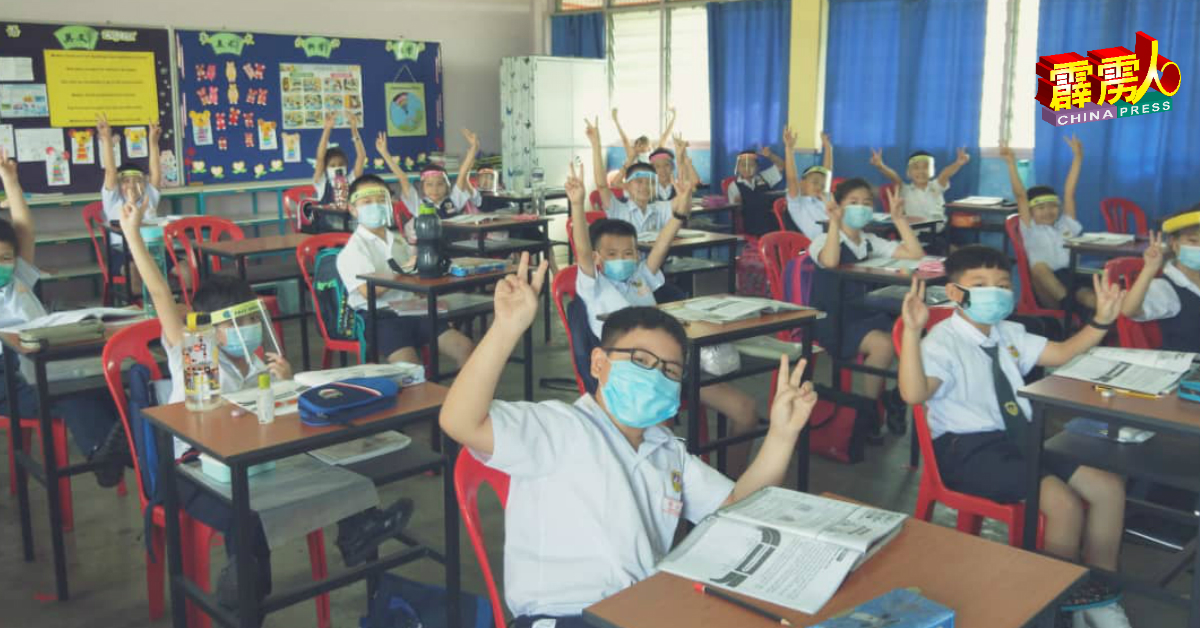 小学生抱着快乐的心情上课，班上很快恢复过去上课的情况。