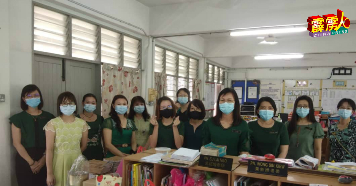 大部分女教师穿上青色服装，成为一道柔和的“风景线”。