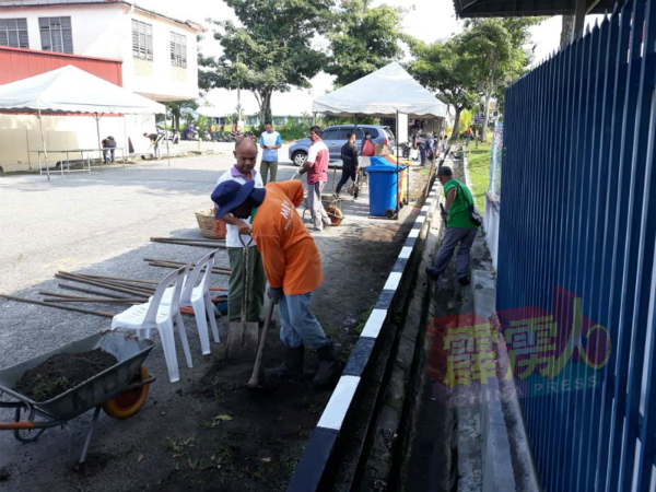 市政厅工友与居民，分工合作清理沟渠及垃圾。
