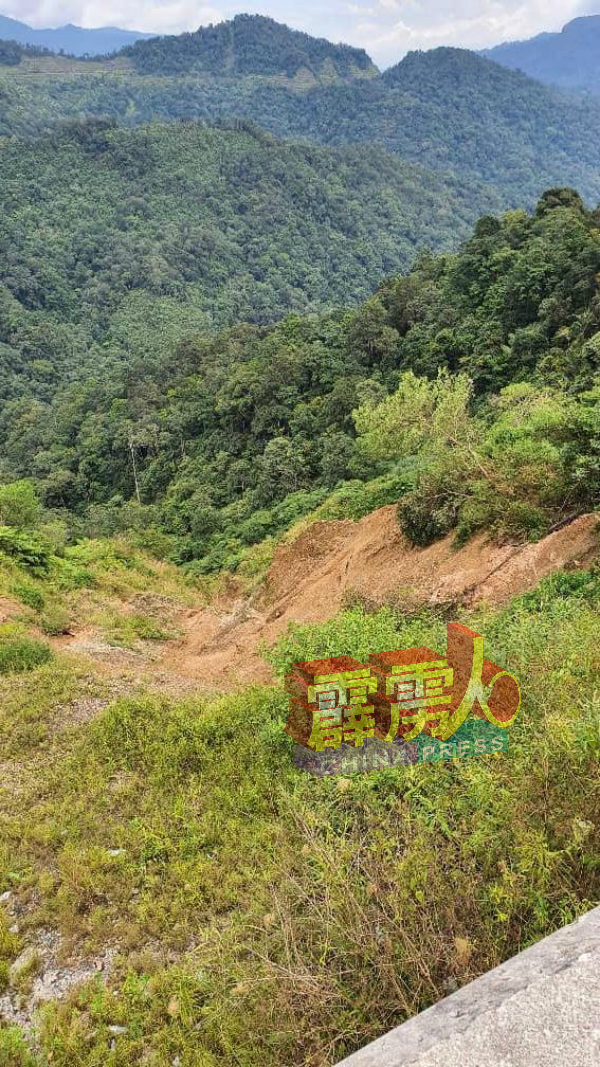 祖基菲里在得知社媒贴文后，即时赶往现场展开实地考察。