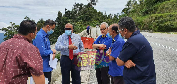 祖基菲昔（左3起）在霹雳公共工程局主任罗斯兰等人陪同下，到土崩现场实地考察。