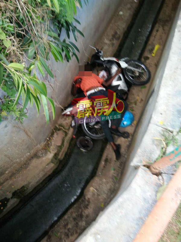 印裔男子连人带摩哆撞入沟渠。