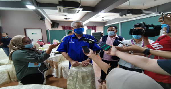依斯迈沙比里(左2)巡视仕林州席补选的媒体中心后,在记者会发言。