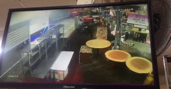 闭路电视画面显示贼徒潜入万里香饮食中心,扛走液化石油气桶上车。