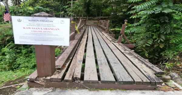 森林局在拉律山麓捷径路入口处张贴告示牌，登山者须预付费，否则禁止踏足。