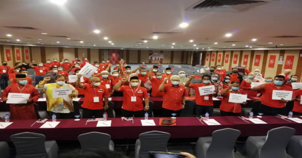 韓沙再努丁(前排中)與拉律區部執委及代表展示團結力量，士氣高昂。