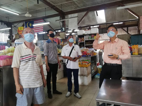 廖泰义（右起）联袂助理梅根和卢德渊，视察不夜天公市柱梁倾斜情况，左为王诗荣。