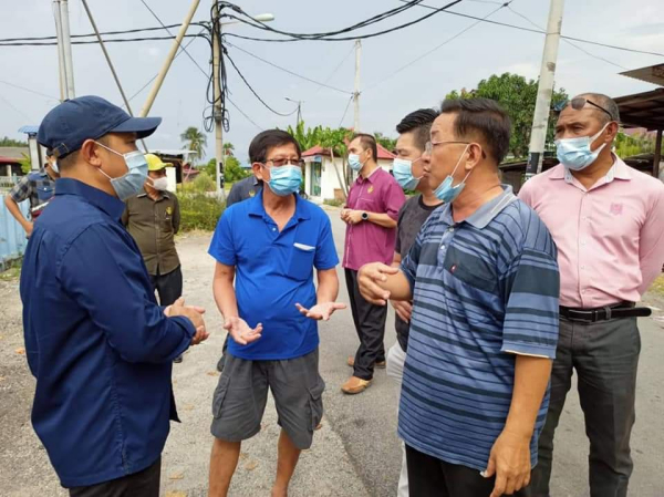 角头巴刹区将兴建休闲广场,阿都尤努斯(左)向民众收集意见。