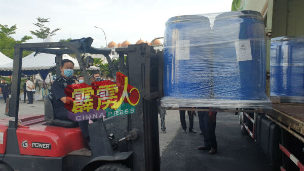吴文恭用起重机将一桶桶毒品移上罗厘,运往森州销毁。