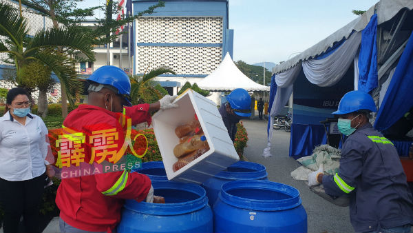 废料处理中心工作人员,将各种毒品置入塑料桶内才送往销毁。