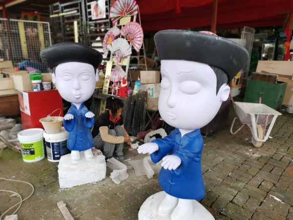 赶制中的小僵尸僵小鱼塑像。