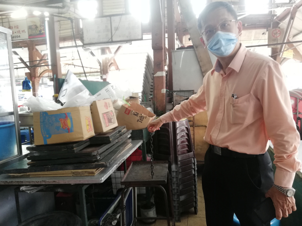 廖泰义指着贼徒剪断铁链后,扛走2桶液化石油气桶。