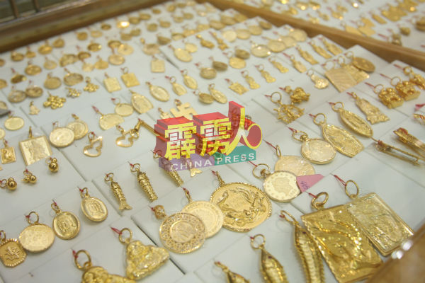 人们了解黄金有保值价值的道理而不会抗拒购买黄金，因此金饰的市场前景依然乐观。