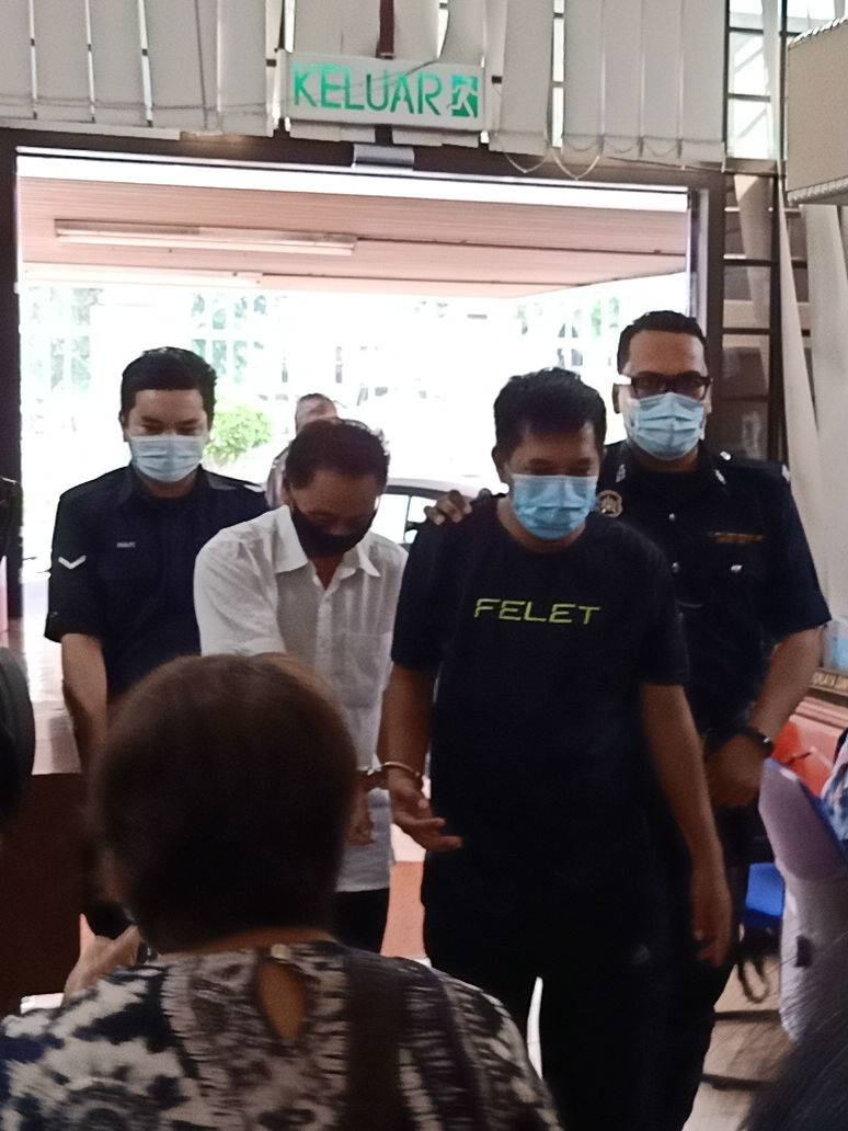 2名男子(前左起)以伪造中奖万字票根骗取老妇3万6000令吉东窗事发,双双被控。