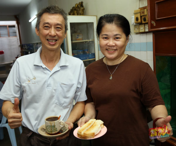 林道伦（左）及谢玉芬一同经营泉芳茶室。