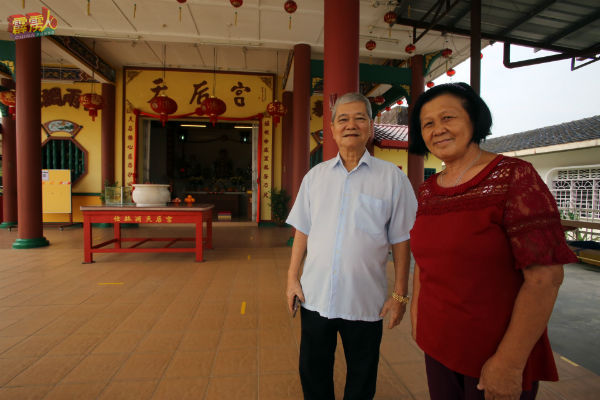 王兆光(左)曾担任8届霹雳仕林河天后宫理事会主席,并于今年卸任,右为霹雳仕林河天后宫理事会秘书陈美英。