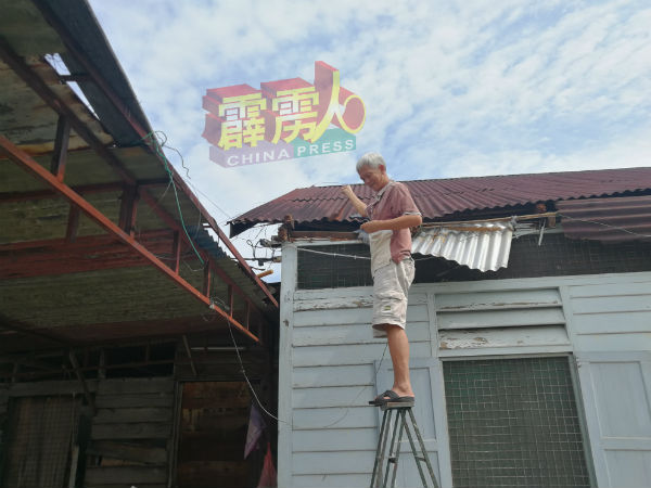 不少村民今日自行爬上屋顶，检查自家的受损程度。