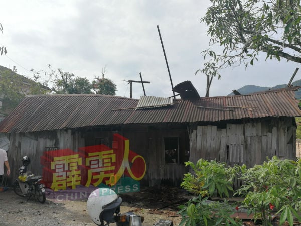 木屋被暴风雨吹歪，吓得屋主也不敢进屋子。