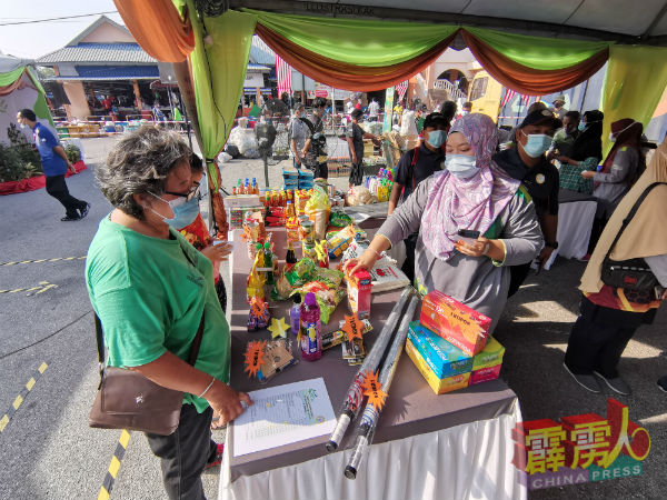 华都牙也县议会推行“绿化（Go-Green）市集”，在不同时间、地点设柜台，让市民前往换取固本及日用品。