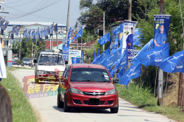 仕林河四处可见政党旗帜飘扬，而仕林州席补选将在8月29日迎来投票日。 （档案照）