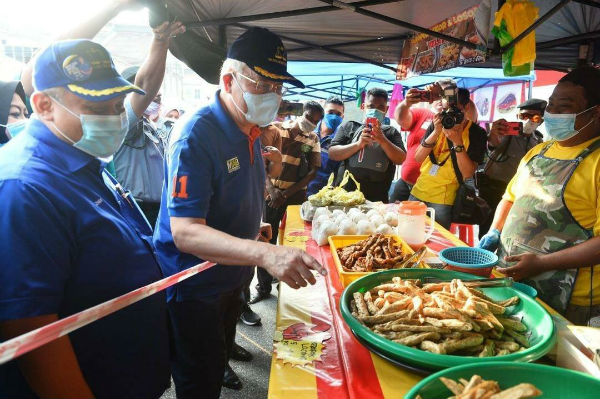 国阵候选人莫哈末再迪（左）也获得不少重量级领袖站台拉票，左2为前首相拿督斯里纳吉。