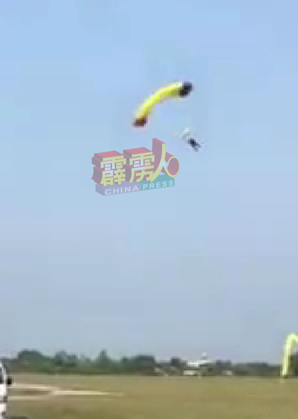 伤者在降陆时距离地面约50尺处，相信因只拉扯一边的降落伞绳索，导致降落伞失衡，半空中打转且快速下降。 （取自社交媒体）