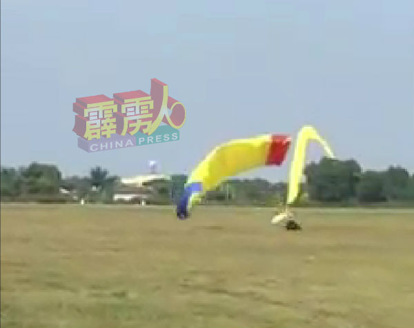 伤者在坠地后就已当场昏迷，随后便被送往医院就医。 （取自社交媒体）