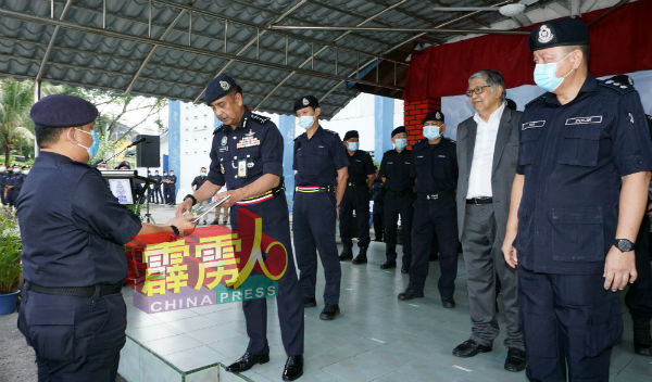 拉扎鲁丁(左2)移效锁匙给各警区主任。