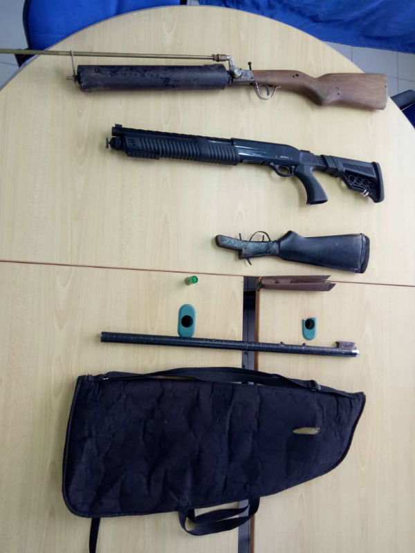 中霹雳警方在波打一间修车厂内，起获2把自制风枪、1把ARAL品牌的泵式霰弹枪、2枚12铅径的散弹子弹，及1个相信用以置放泵式霰弹枪的黑袋。