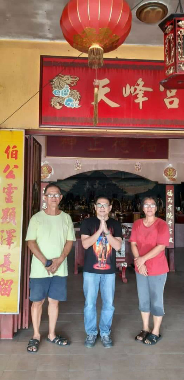 吴财发夫妇（左及右），欢迎丘光耀（中）到访。