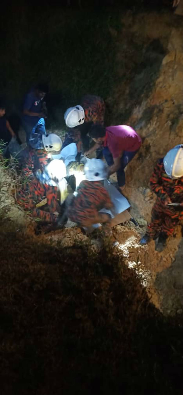 消拯人员在深洞处寻获遭活埋的死者遗体。